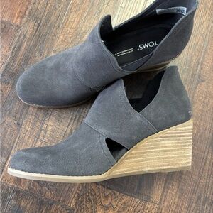 TOMS Kallie Cutout Suede Black Wedge Slip-On Boots Shoes | Size 8.5